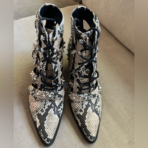 Sam Edelman Elana, snake skin, cut out studded boots. Size 7.5 NWOT - Picture 2 of 8